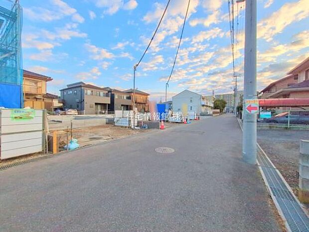 前面道路を含めた現地写真です。