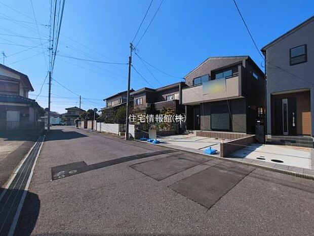 前面道路を含めた現地写真です。