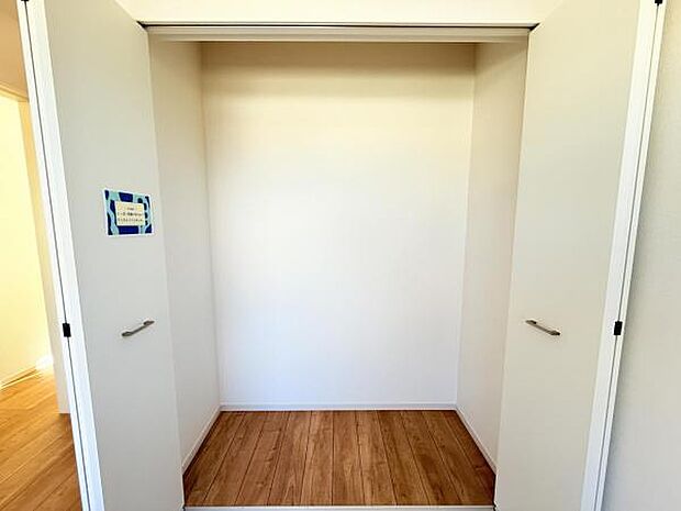 いつでもお部屋をスッキリお使い頂ける収納スペースを設置。