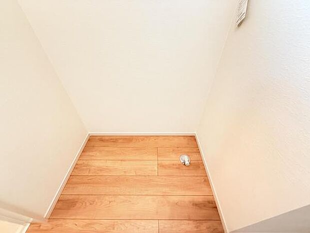 独立洗面台の横にはランドリースペースがございます。