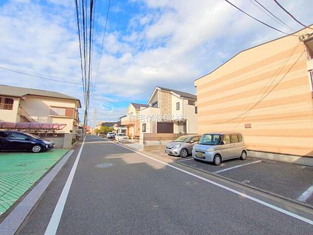 前面道路を含めた現地写真です。