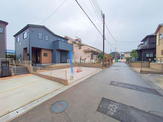 前面道路を含めた現地写真です。