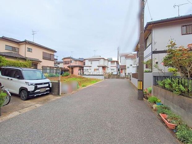 前面道路を含めた現地写真です。