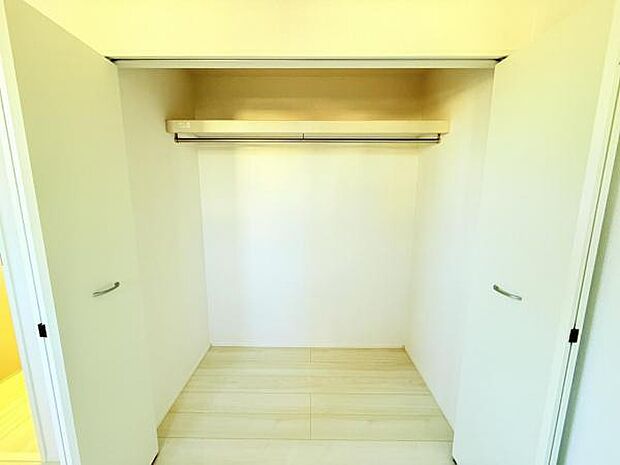 いつでもお部屋をスッキリお使い頂ける収納スペースを設置。