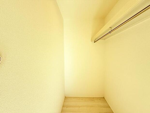 ウォークインクローゼットがあり収納スペースも豊富。季節物もスッキリ片付きそうです。