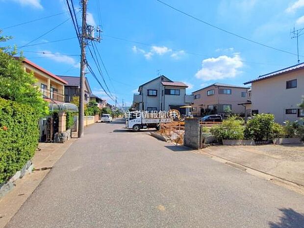 前面道路を含めた現地写真です。