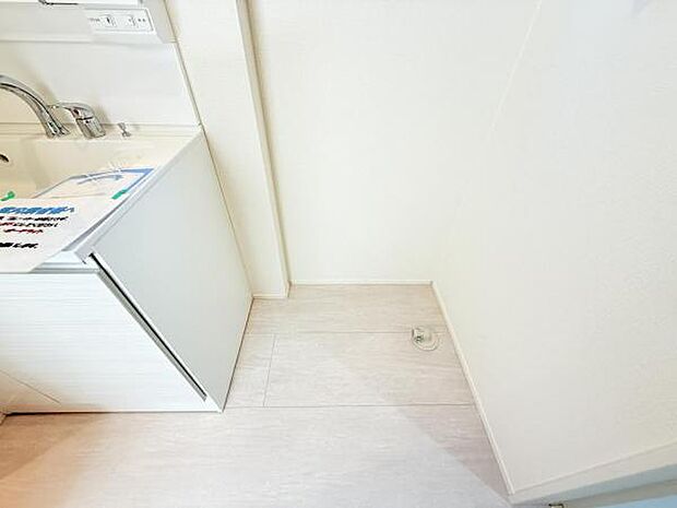 独立洗面台の横にはランドリースペースがございます。