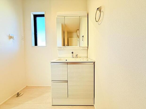 洗面化粧台です。朝の身支度から1日が始まります。