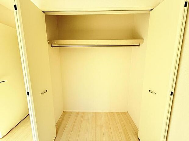 いつでもお部屋をスッキリお使い頂ける収納スペースを設置。