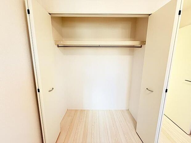 いつでもお部屋をスッキリお使い頂ける収納スペースを設置。