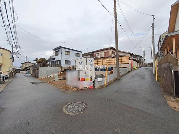 前面道路を含めた現地写真です。