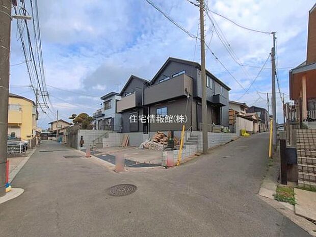 前面道路を含めた現地写真です。
