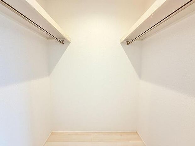 ウォークインクローゼットがあり収納スペースも豊富。季節物もスッキリ片付きそうです。