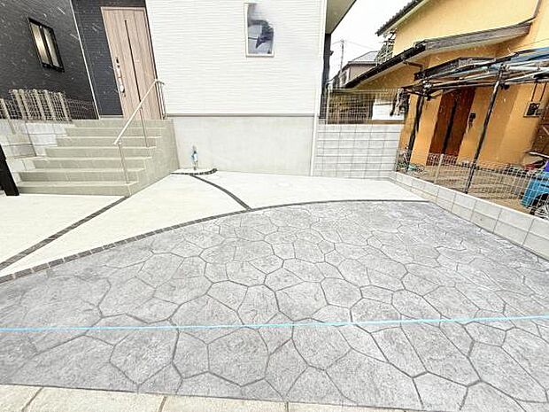 駐車場ももちろん完備しておりますのでお車所有の方にも心強いです。