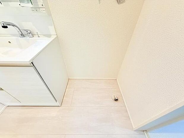 独立洗面台の横にはランドリースペースがございます。