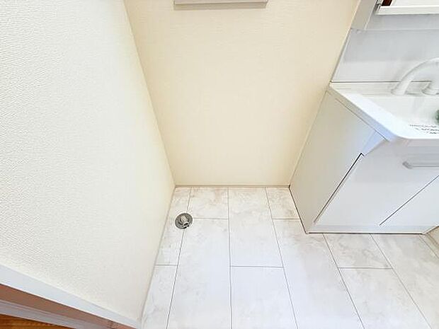 独立洗面台の横にはランドリースペースがございます。