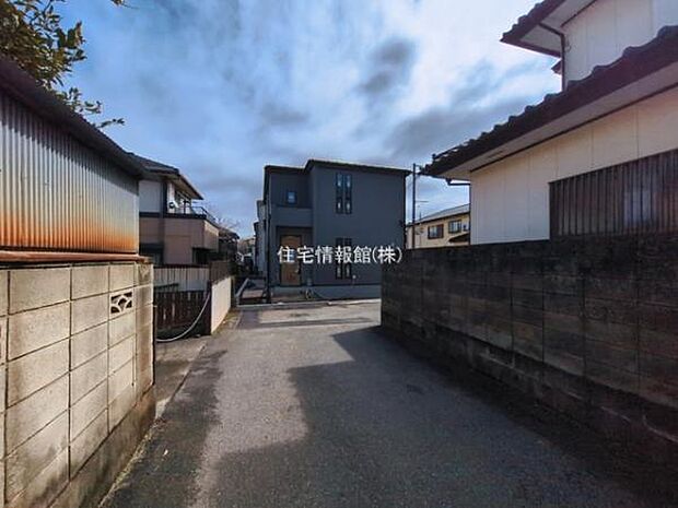 前面道路を含めた現地写真です。