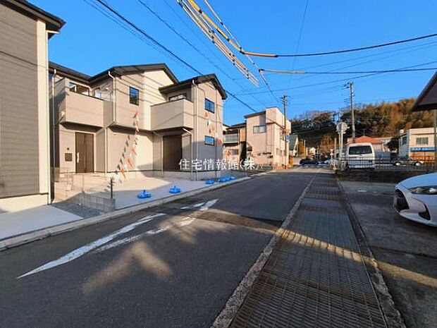 前面道路を含めた現地写真です。