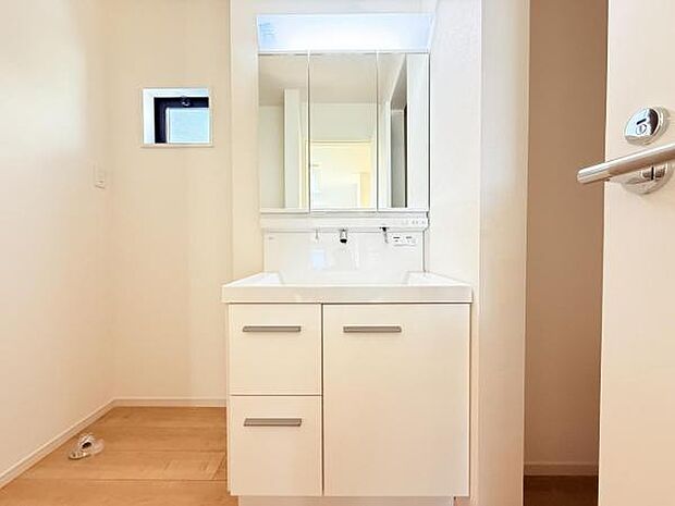 洗面化粧台です。朝の身支度から1日が始まります。