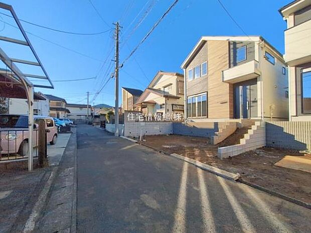 前面道路を含めた現地写真です。