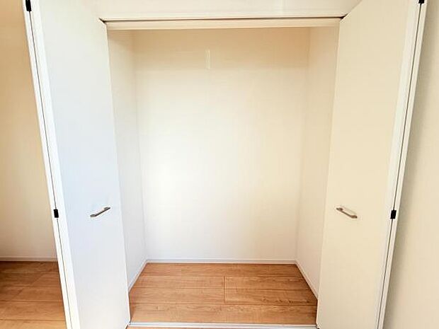 いつでもお部屋をスッキリお使い頂ける収納スペースを設置。