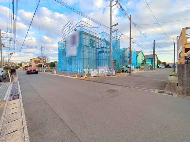 前面道路を含めた現地写真です。