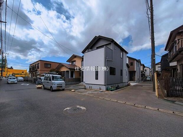 前面道路を含めた現地写真です。