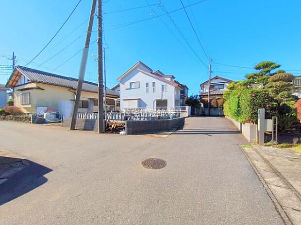 前面道路を含めた現地写真です。