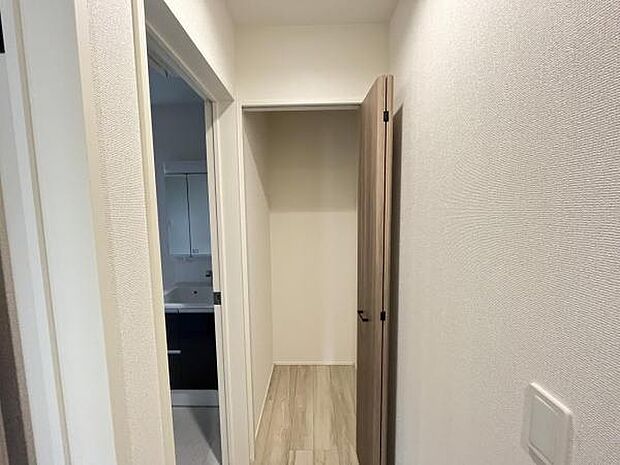 いつでもお部屋をスッキリお使い頂ける収納スペースを設置。