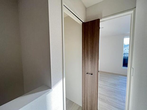 いつでもお部屋をスッキリお使い頂ける収納スペースを設置。