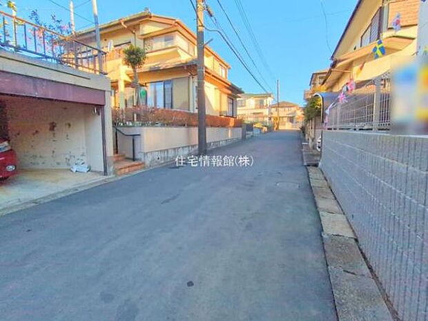 前面道路を含めた現地写真です。