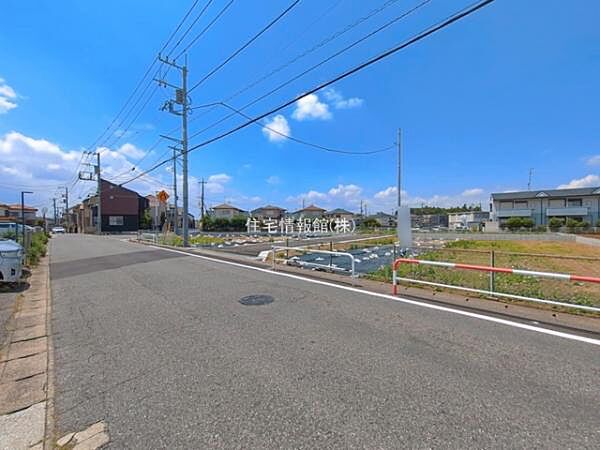 前面道路を含めた現地写真です。