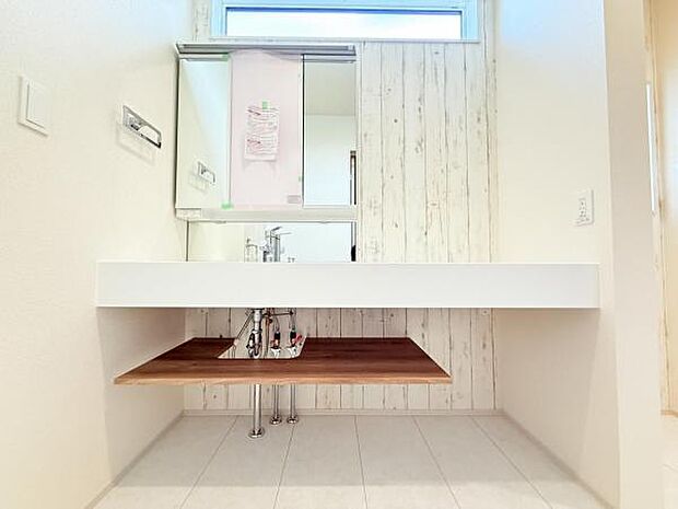 洗面化粧台です。朝の身支度から1日が始まります。