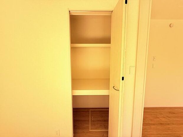 いつでもお部屋をスッキリお使い頂ける収納スペースを設置。