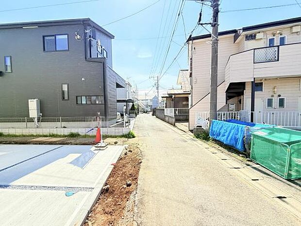 前面道路を含めた現地写真です。
