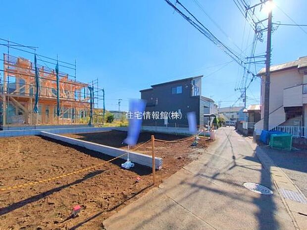 前面道路を含めた現地写真です。