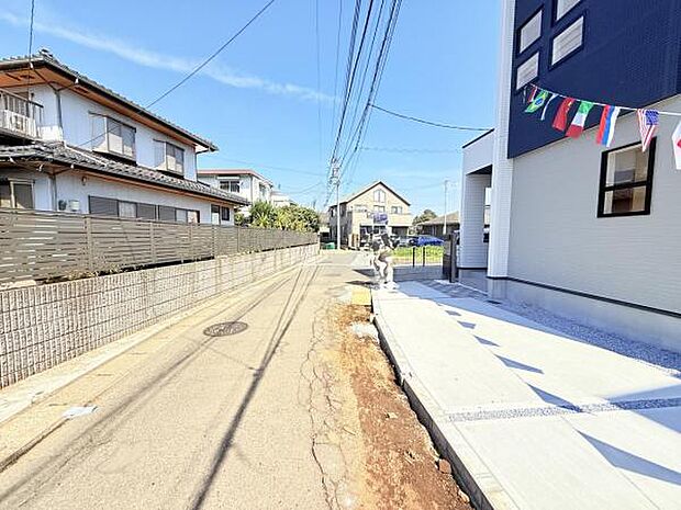 前面道路を含めた現地写真です。