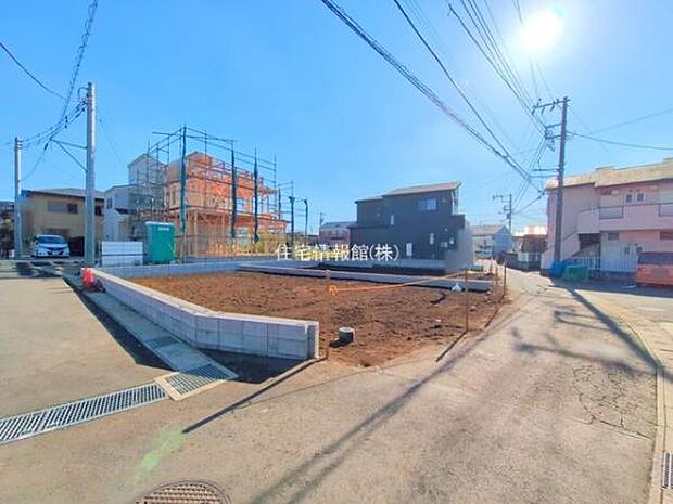 前面道路を含めた現地写真です。