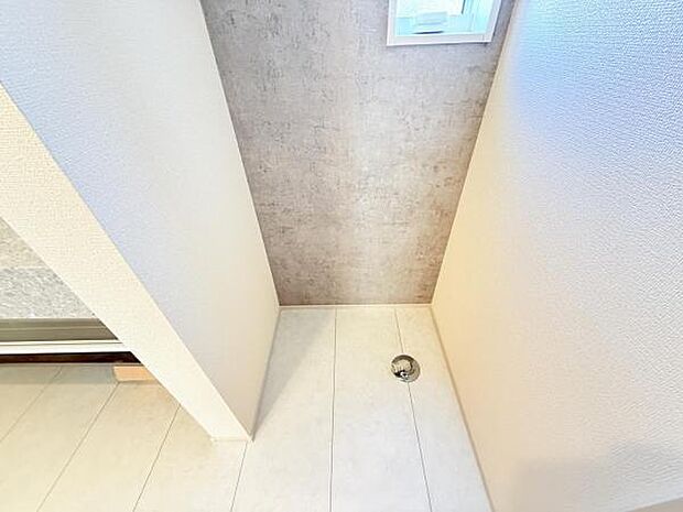 独立洗面台の横にはランドリースペースがございます。