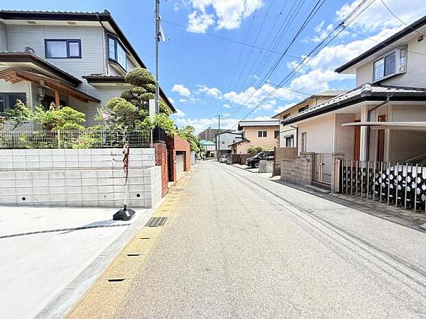 前面道路を含めた現地写真です。