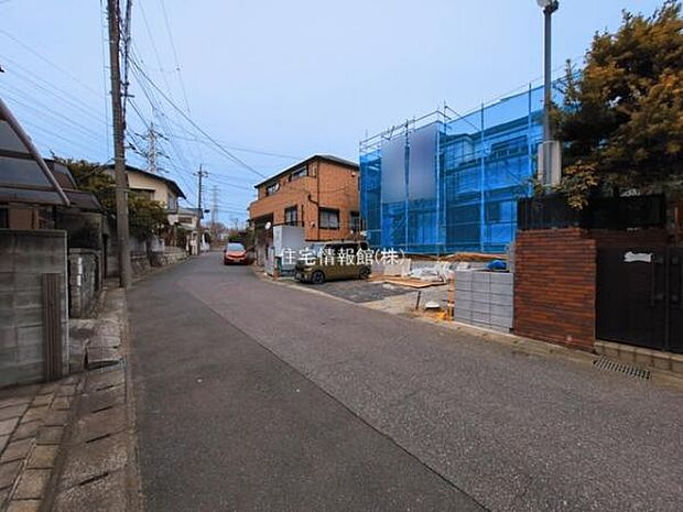 前面道路を含めた現地写真です。