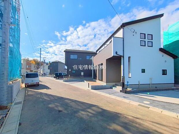 前面道路を含めた現地写真です。