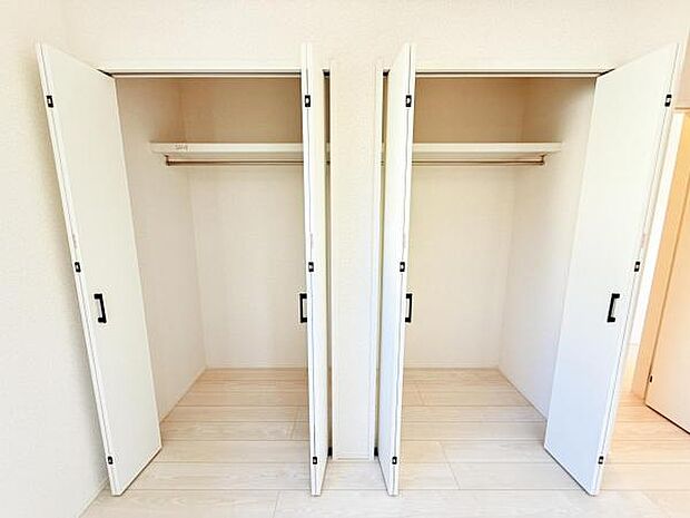 いつでもお部屋をスッキリお使い頂ける収納スペースを設置。