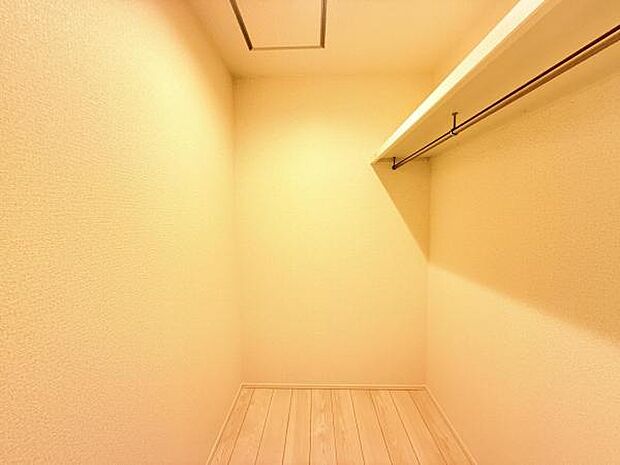 ウォークインクローゼットがあり収納スペースも豊富。季節物もスッキリ片付きそうです。