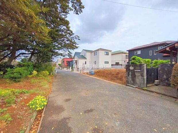 前面道路を含めた現地写真です。