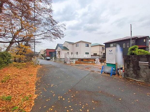 前面道路を含めた現地写真です。