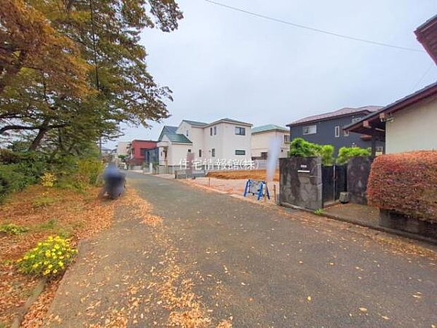 前面道路を含めた現地写真です。