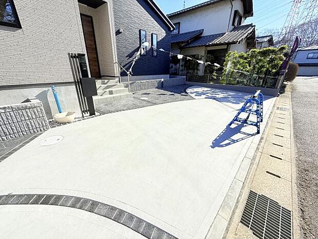 駐車場ももちろん完備しておりますのでお車所有の方にも心強いです。