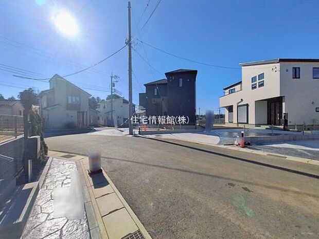 前面道路を含めた現地写真です。