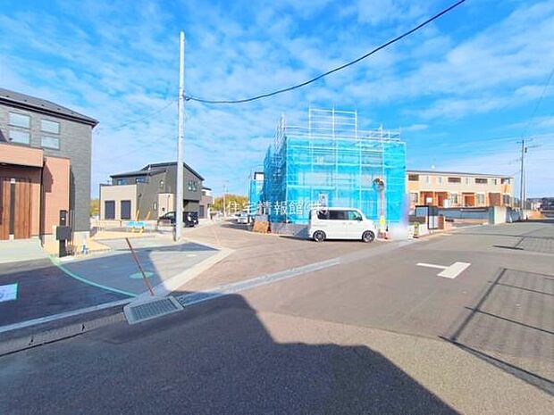 前面道路を含めた現地写真です。